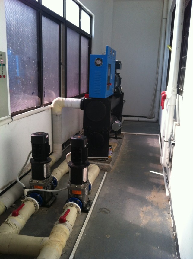 印刷行業(yè)專(zhuān)用水冷螺桿式冷水機(jī) 印刷行業(yè)專(zhuān)用水冷螺桿式冷水機(jī)